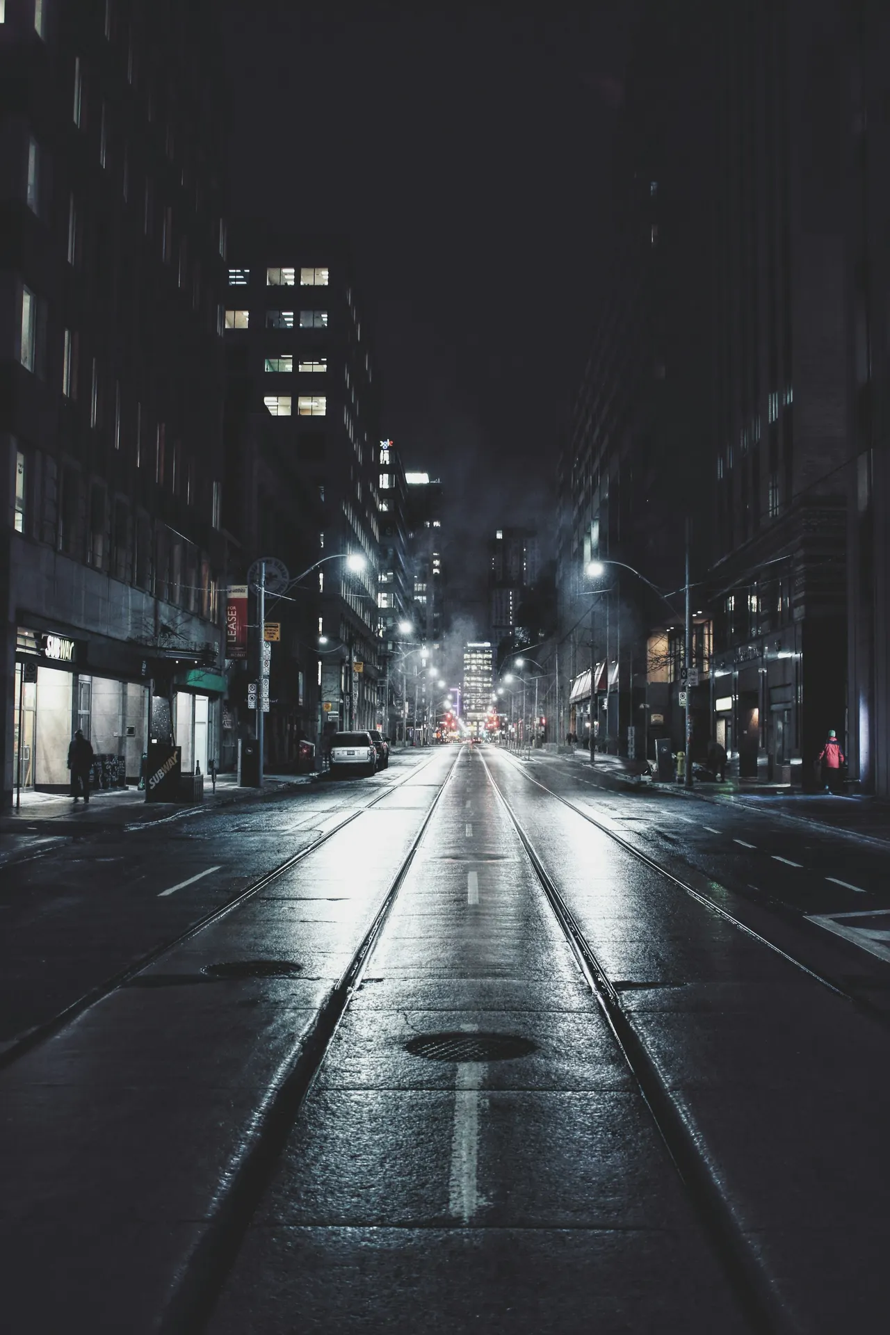 Un tramway file dans une rue de nuit