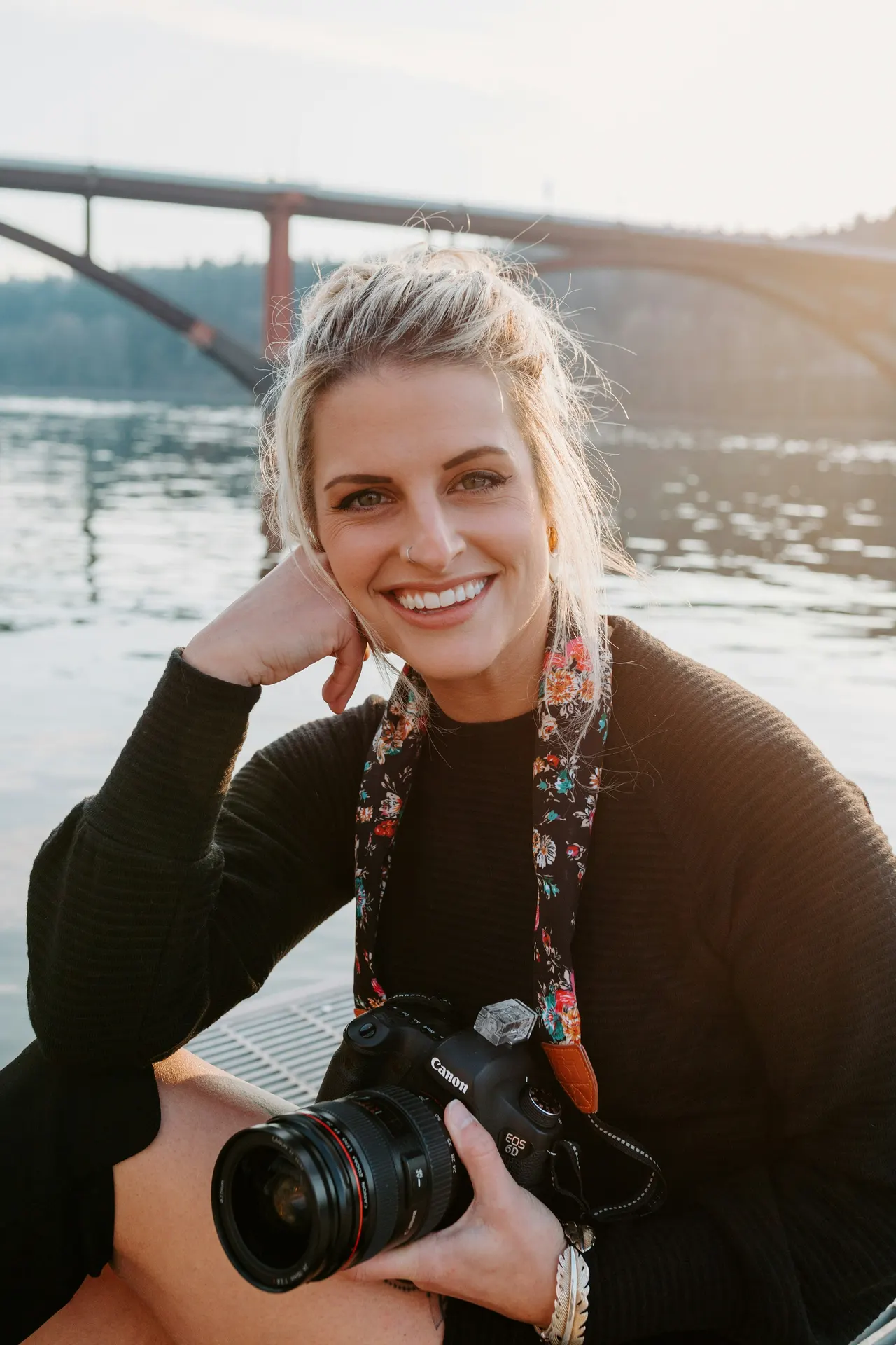 Une élève souriante au bord du quai