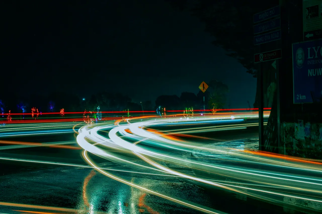 Traînées de lumière dans la nuit, en pose longue